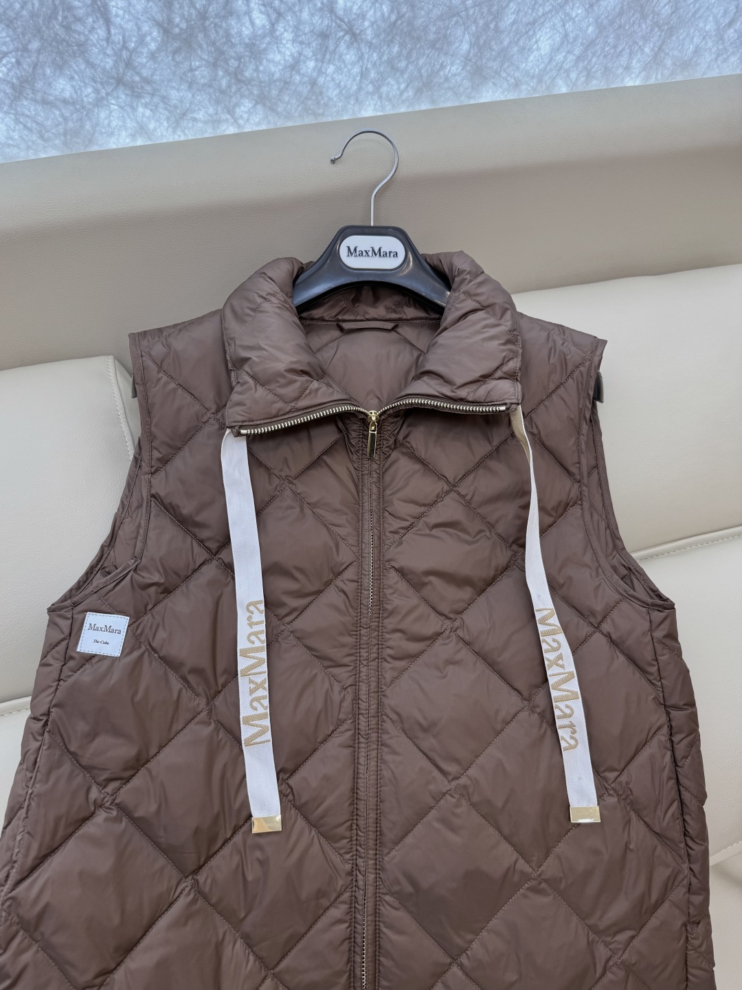 M233#新款羽绒服⚠️。
max mara  配原包装 原标高定版 菱形格 羽绒马甲 90% 鹅绒羽绒