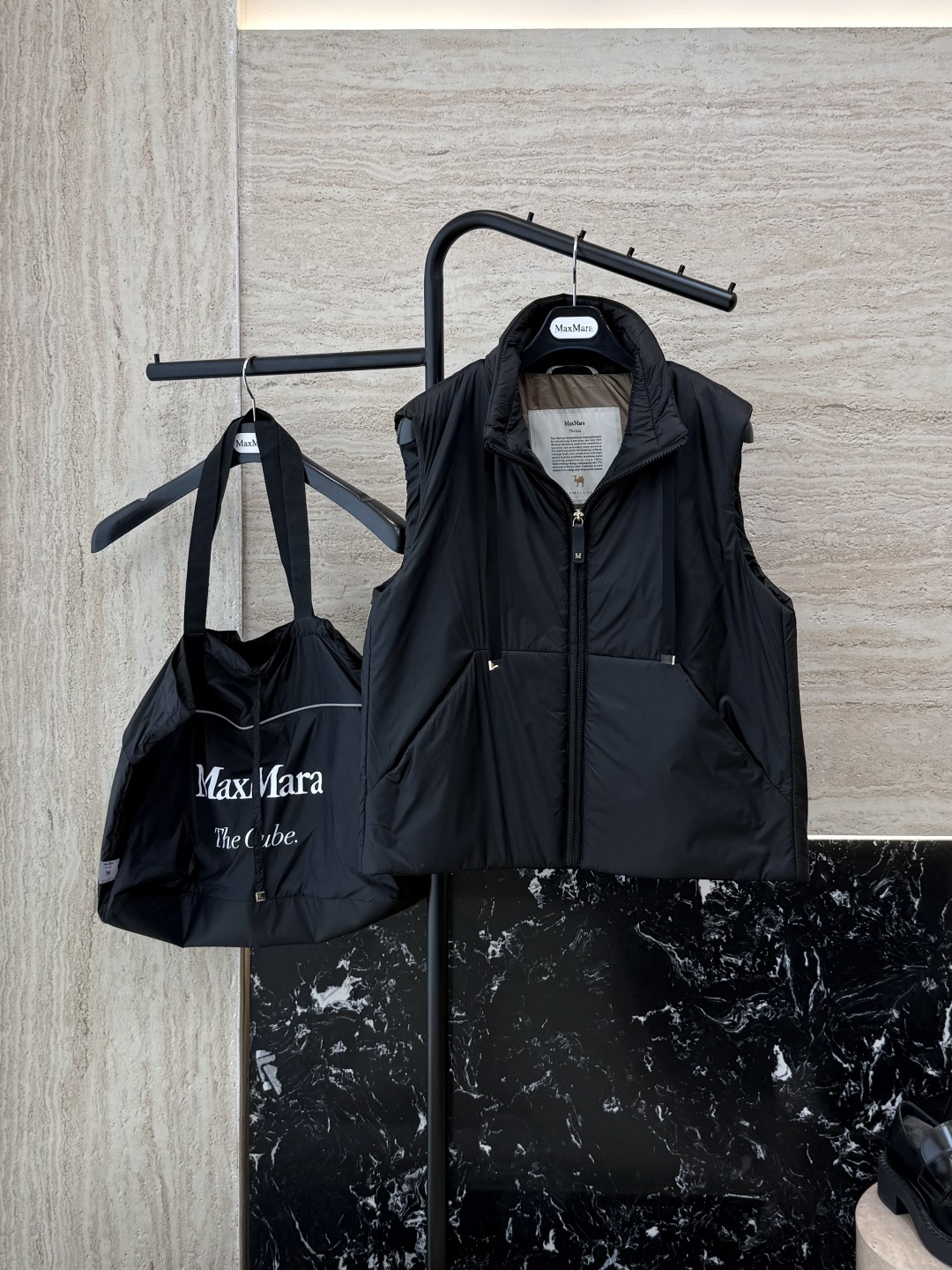 NO:475293,With dust bag M663# new camel velvet jacket Max stand-alone vest 48 camel velvet 4 mulberry silk Imported fabric camel velvet vest Clay black Lime white 38/40/42 Size PS This price includes primary color high-quality cloth bag storage bag, alexander wang19860909配防尘袋M663#新款驼绒服 Max 立领马甲 48 骆驼绒 4桑蚕丝 进口面料 骆驼绒马甲 咖色 黑色 石灰白色 38/40/42 码 PS此价格含原色高品质布包收纳袋,,alexander wang,Women's clothing