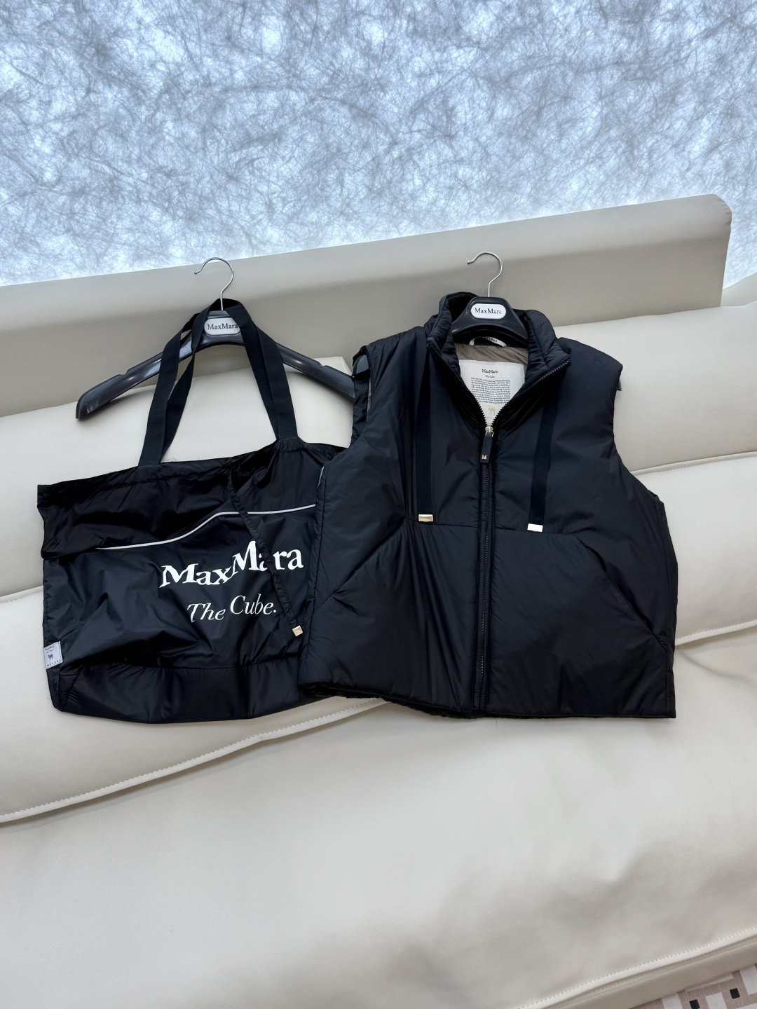 M663#新款驼绒服⚠️。
Max 立领马甲 48% 骆驼绒 4%桑蚕丝 进口面料 骆驼绒马甲 咖色 黑