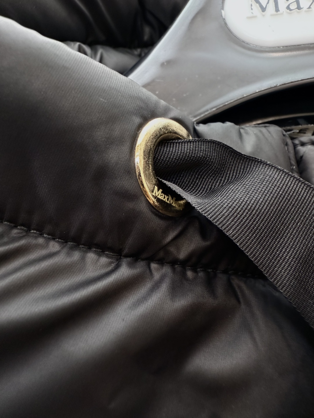 M663#新款驼绒服⚠️。
Max 立领马甲 48% 骆驼绒 4%桑蚕丝 进口面料 骆驼绒马甲 咖色 黑