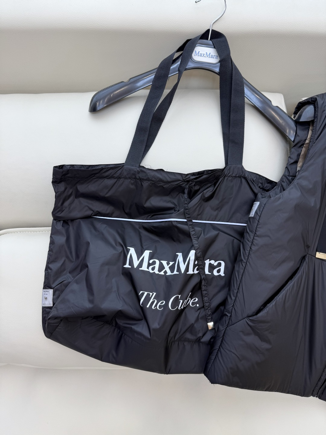 M663#新款驼绒服⚠️。
Max 立领马甲 48% 骆驼绒 4%桑蚕丝 进口面料 骆驼绒马甲 咖色 黑