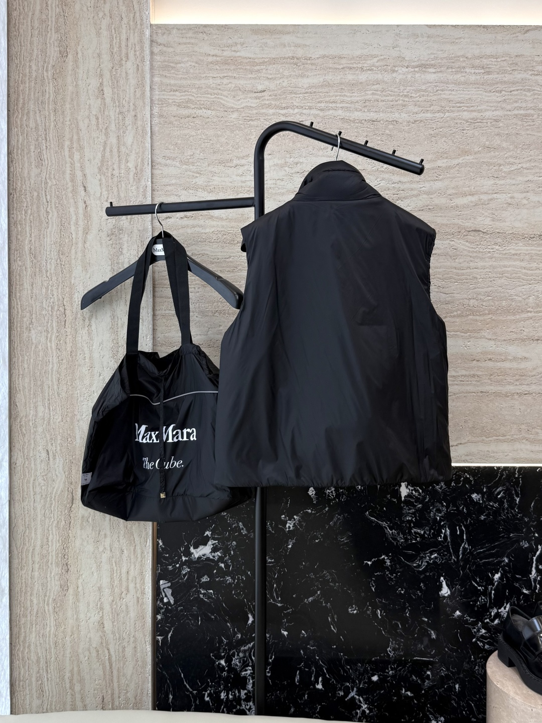 M663#新款驼绒服⚠️。
Max 立领马甲 48% 骆驼绒 4%桑蚕丝 进口面料 骆驼绒马甲 咖色 黑