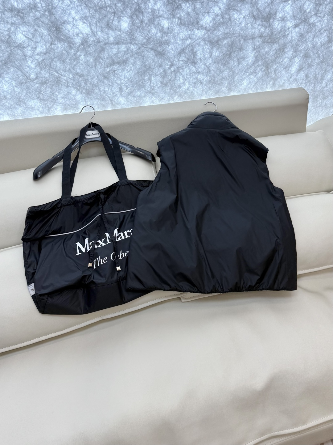 M663#新款驼绒服⚠️。
Max 立领马甲 48% 骆驼绒 4%桑蚕丝 进口面料 骆驼绒马甲 咖色 黑