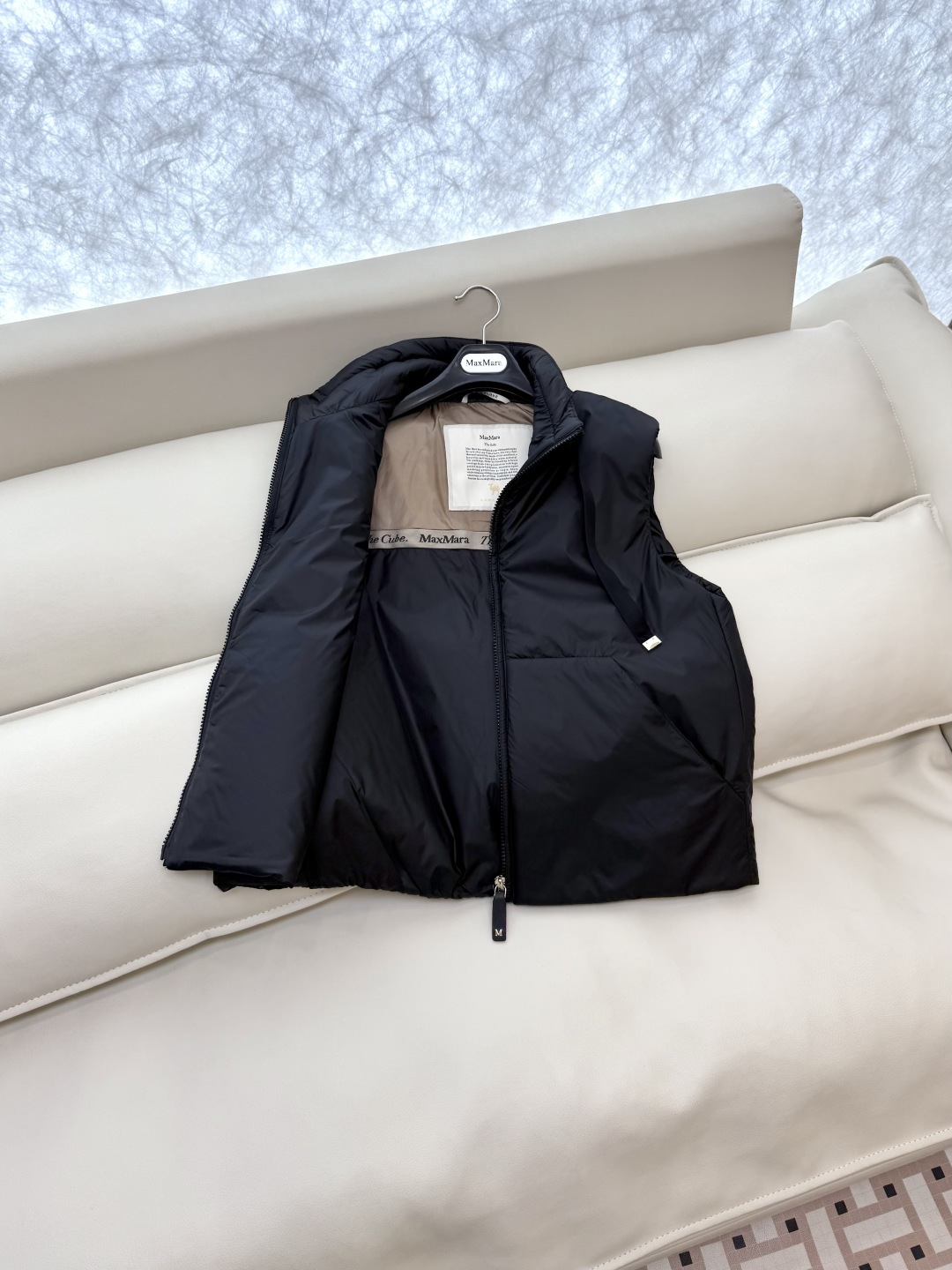 M663#新款驼绒服⚠️。
Max 立领马甲 48% 骆驼绒 4%桑蚕丝 进口面料 骆驼绒马甲 咖色 黑