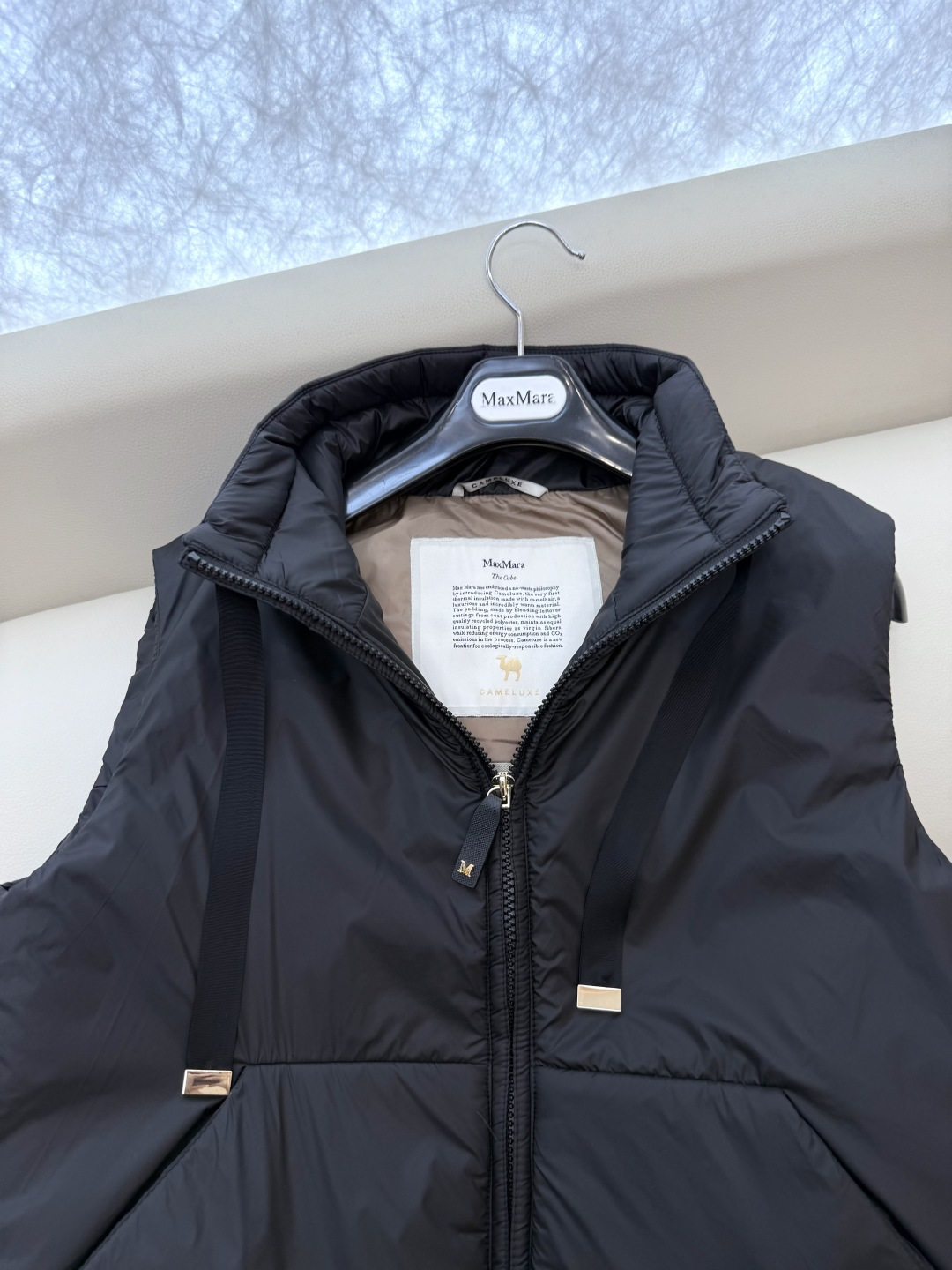 M663#新款驼绒服⚠️。
Max 立领马甲 48% 骆驼绒 4%桑蚕丝 进口面料 骆驼绒马甲 咖色 黑