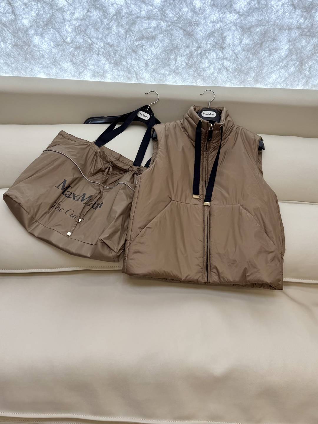 M663#新款驼绒服⚠️。
Max 立领马甲 48% 骆驼绒 4%桑蚕丝 进口面料 骆驼绒马甲 咖色 黑