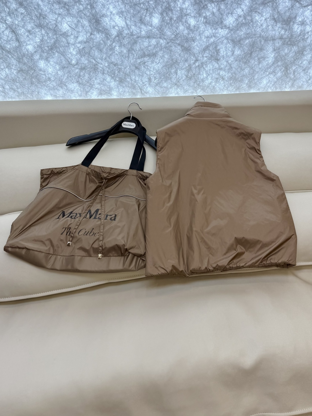 M663#新款驼绒服⚠️。
Max 立领马甲 48% 骆驼绒 4%桑蚕丝 进口面料 骆驼绒马甲 咖色 黑