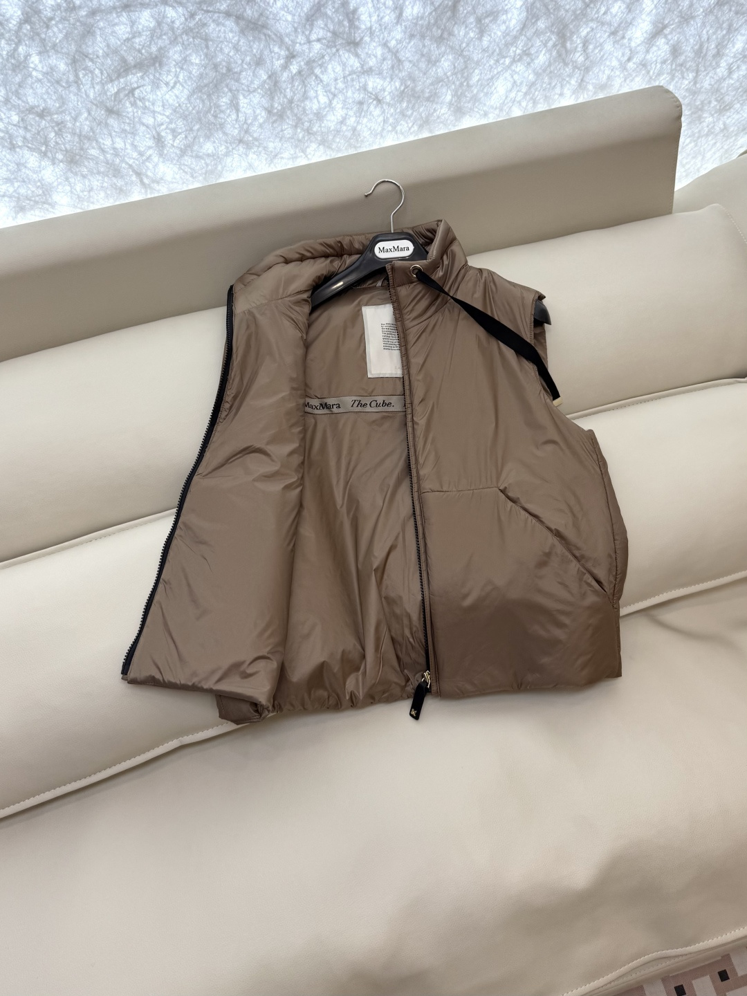 M663#新款驼绒服⚠️。
Max 立领马甲 48% 骆驼绒 4%桑蚕丝 进口面料 骆驼绒马甲 咖色 黑