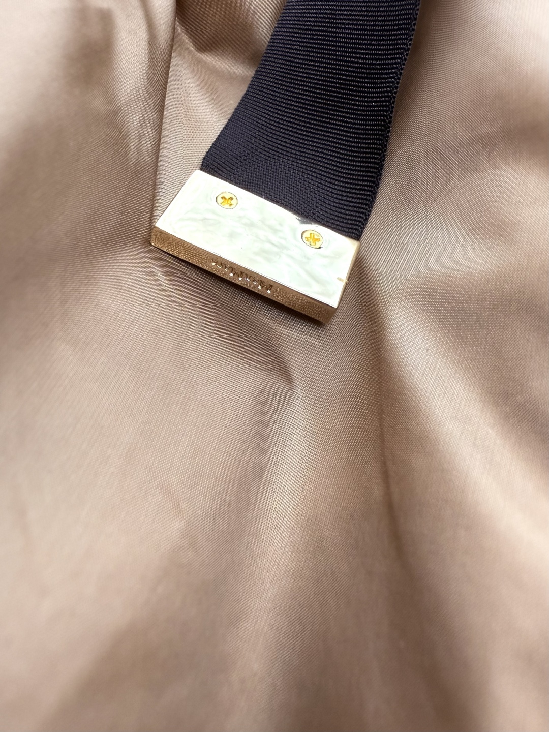 M663#新款驼绒服⚠️。
Max 立领马甲 48% 骆驼绒 4%桑蚕丝 进口面料 骆驼绒马甲 咖色 黑