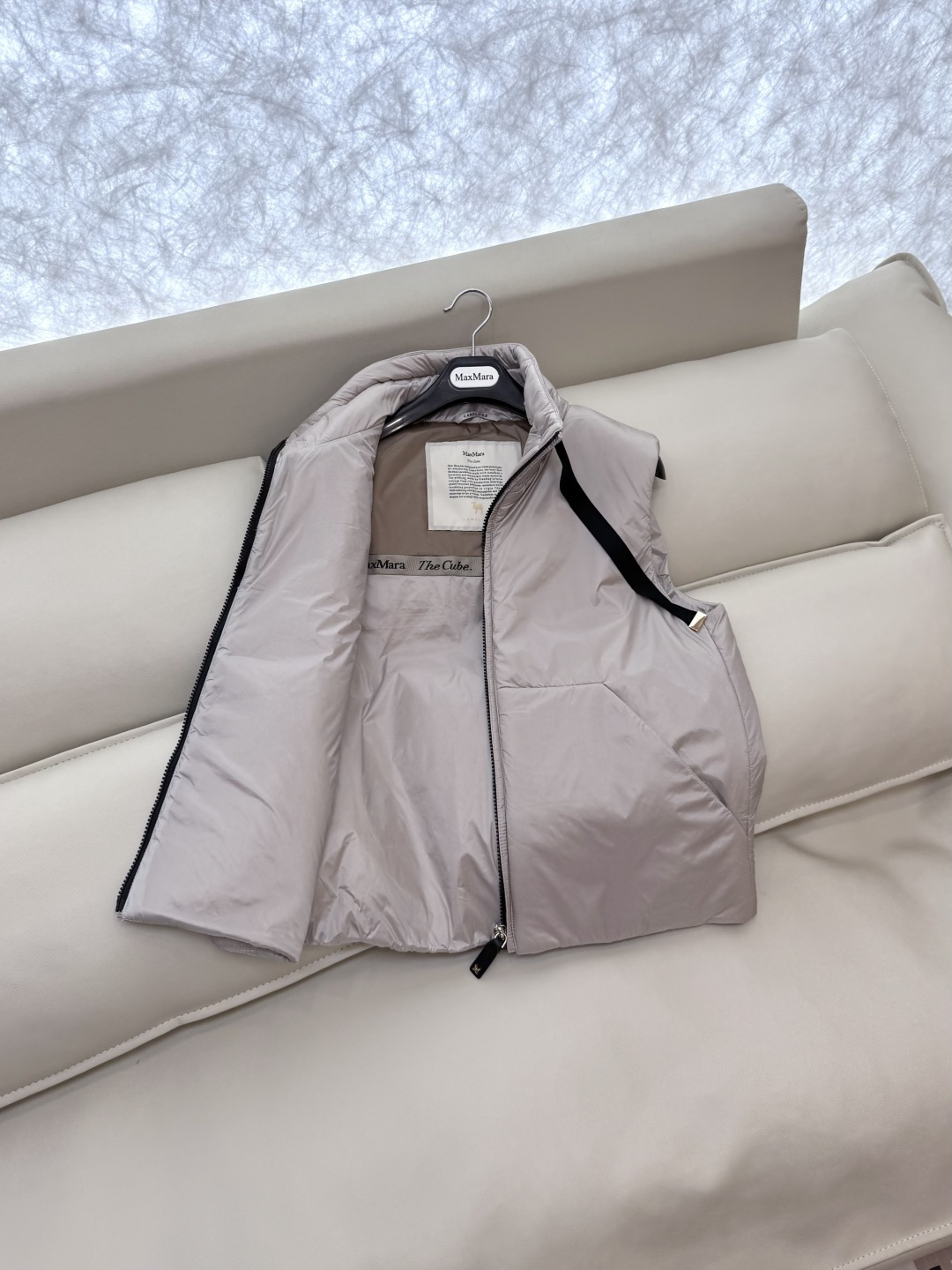 M663#新款驼绒服⚠️。
Max 立领马甲 48% 骆驼绒 4%桑蚕丝 进口面料 骆驼绒马甲 咖色 黑