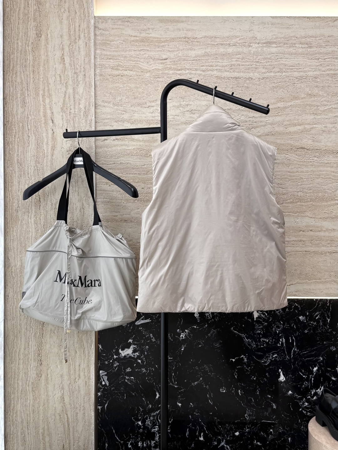 M663#新款驼绒服⚠️。
Max 立领马甲 48% 骆驼绒 4%桑蚕丝 进口面料 骆驼绒马甲 咖色 黑