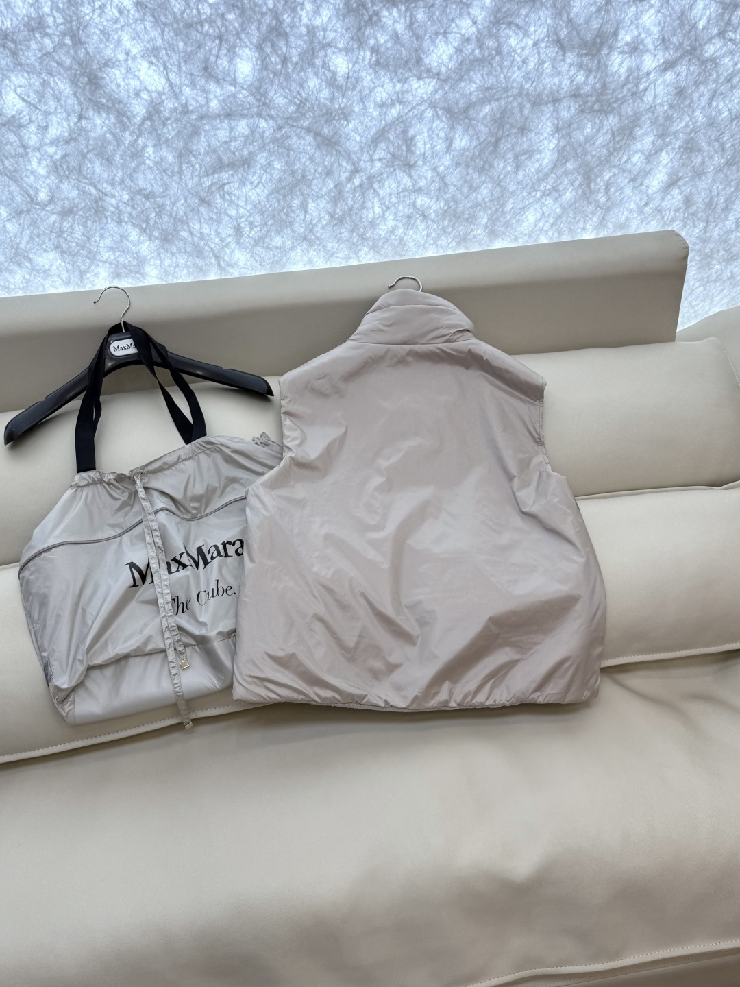 M663#新款驼绒服⚠️。
Max 立领马甲 48% 骆驼绒 4%桑蚕丝 进口面料 骆驼绒马甲 咖色 黑