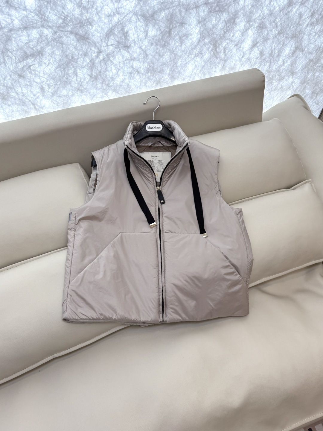 M663#新款驼绒服⚠️。
Max 立领马甲 48% 骆驼绒 4%桑蚕丝 进口面料 骆驼绒马甲 咖色 黑