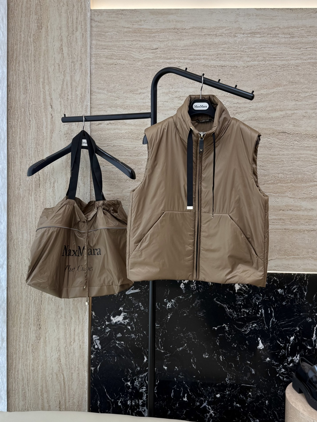 NO:475307,With dust bag M663# new camel velvet jacket Max stand-alone vest 48 camel velvet 4 mulberry silk Imported fabric camel velvet vest Clay black Lime white 38/40/42 Size PS This price includes primary color high-quality cloth bag storage bag, alexander wang19860909配防尘袋M663#新款驼绒服 Max 立领马甲 48 骆驼绒 4桑蚕丝 进口面料 骆驼绒马甲 咖色 黑色 石灰白色 38/40/42 码 PS此价格含原色高品质布包收纳袋,,alexander wang,Women's clothing