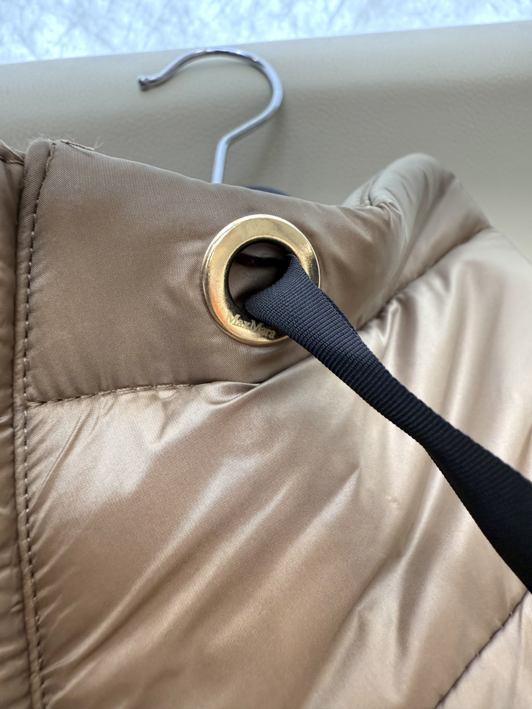 M663#新款驼绒服⚠️。
Max 立领马甲 48% 骆驼绒 4%桑蚕丝 进口面料 骆驼绒马甲 咖色 黑