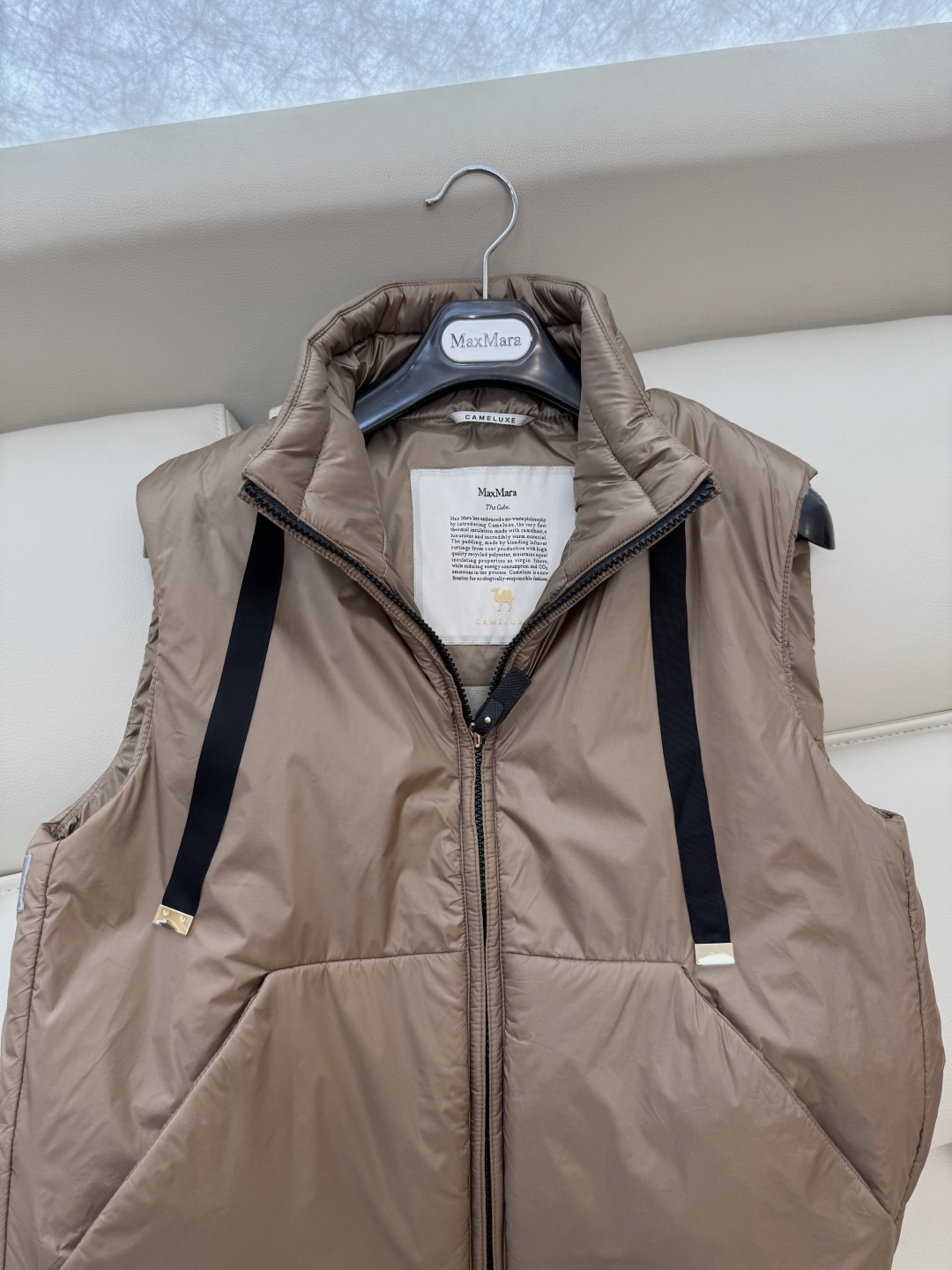 M663#新款驼绒服⚠️。
Max 立领马甲 48% 骆驼绒 4%桑蚕丝 进口面料 骆驼绒马甲 咖色 黑