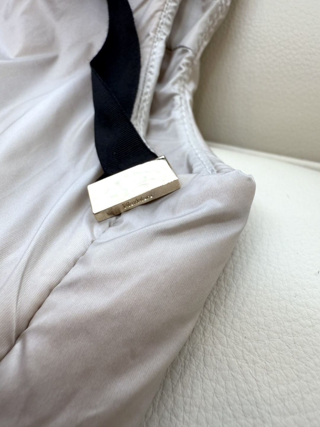 M663#新款驼绒服⚠️。
Max 立领马甲 48% 骆驼绒 4%桑蚕丝 进口面料 骆驼绒马甲 咖色 黑