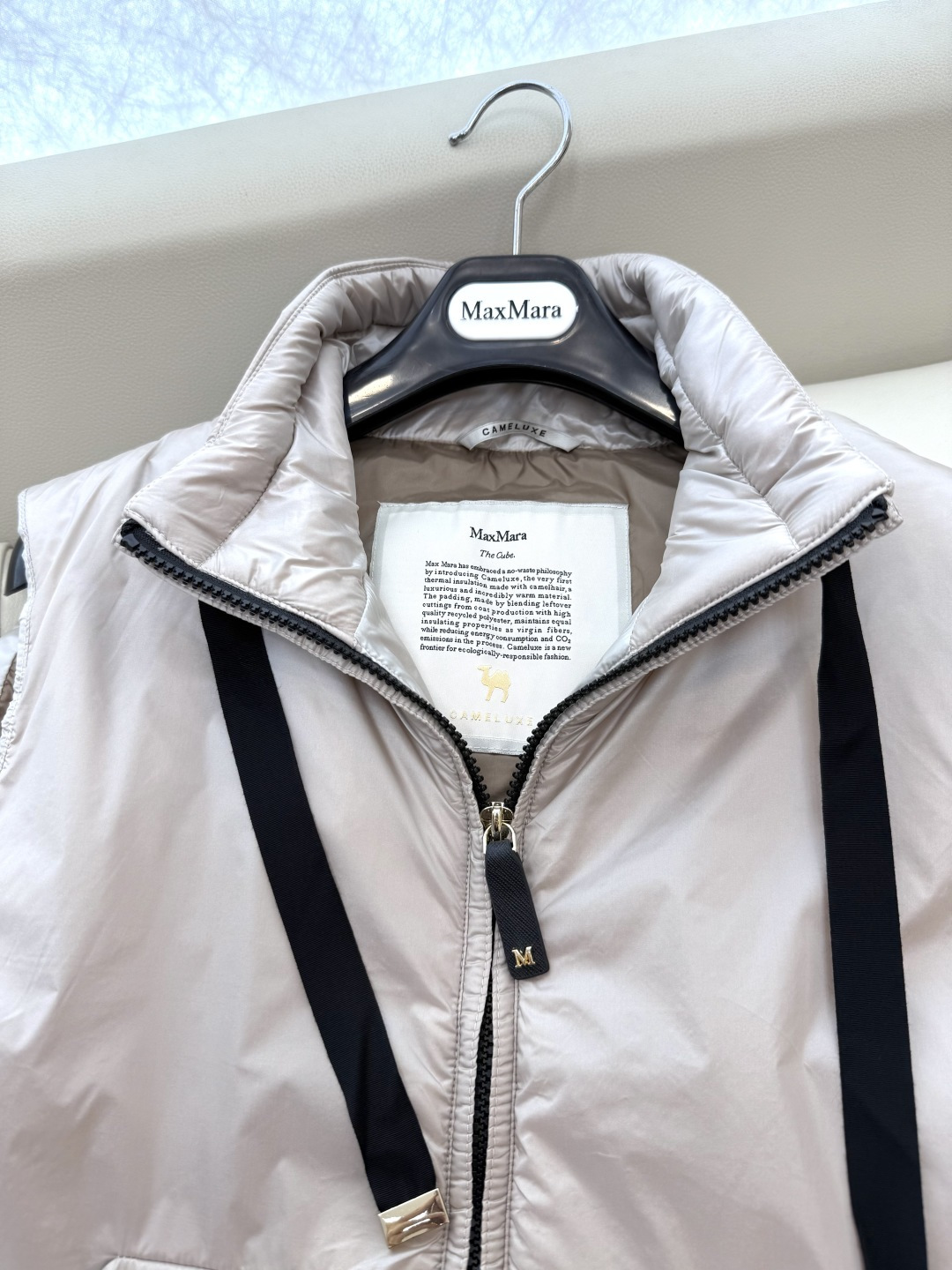 M663#新款驼绒服⚠️。
Max 立领马甲 48% 骆驼绒 4%桑蚕丝 进口面料 骆驼绒马甲 咖色 黑