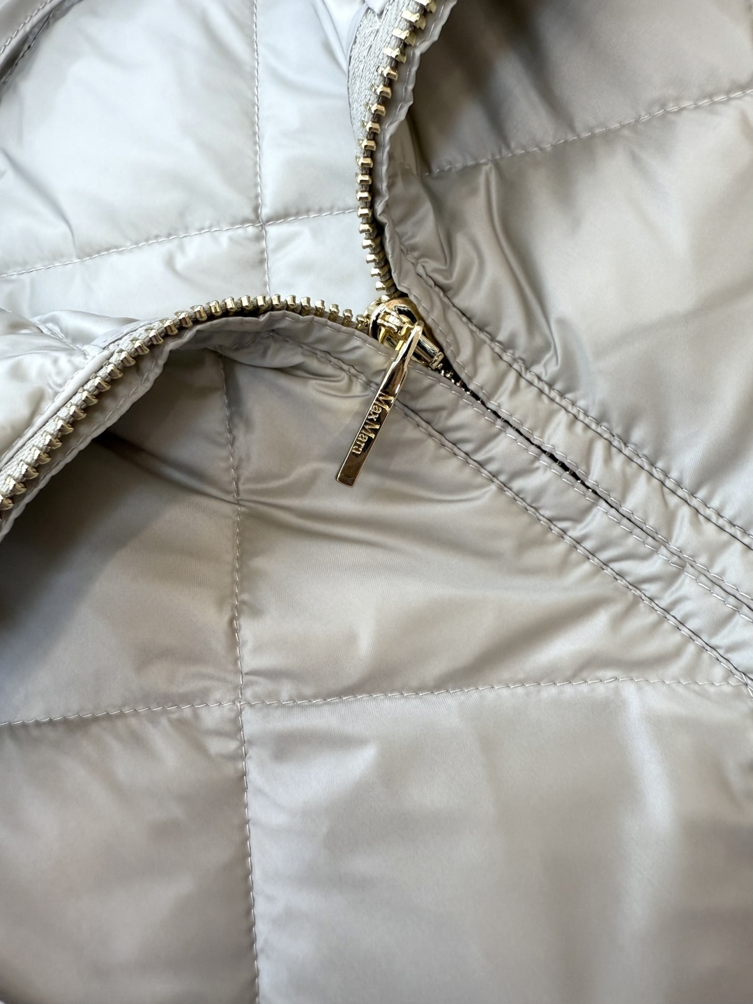 M233#新款羽绒服⚠️。
max mara  配原包装 原标高定版 菱形格 羽绒马甲 90% 鹅绒羽绒
