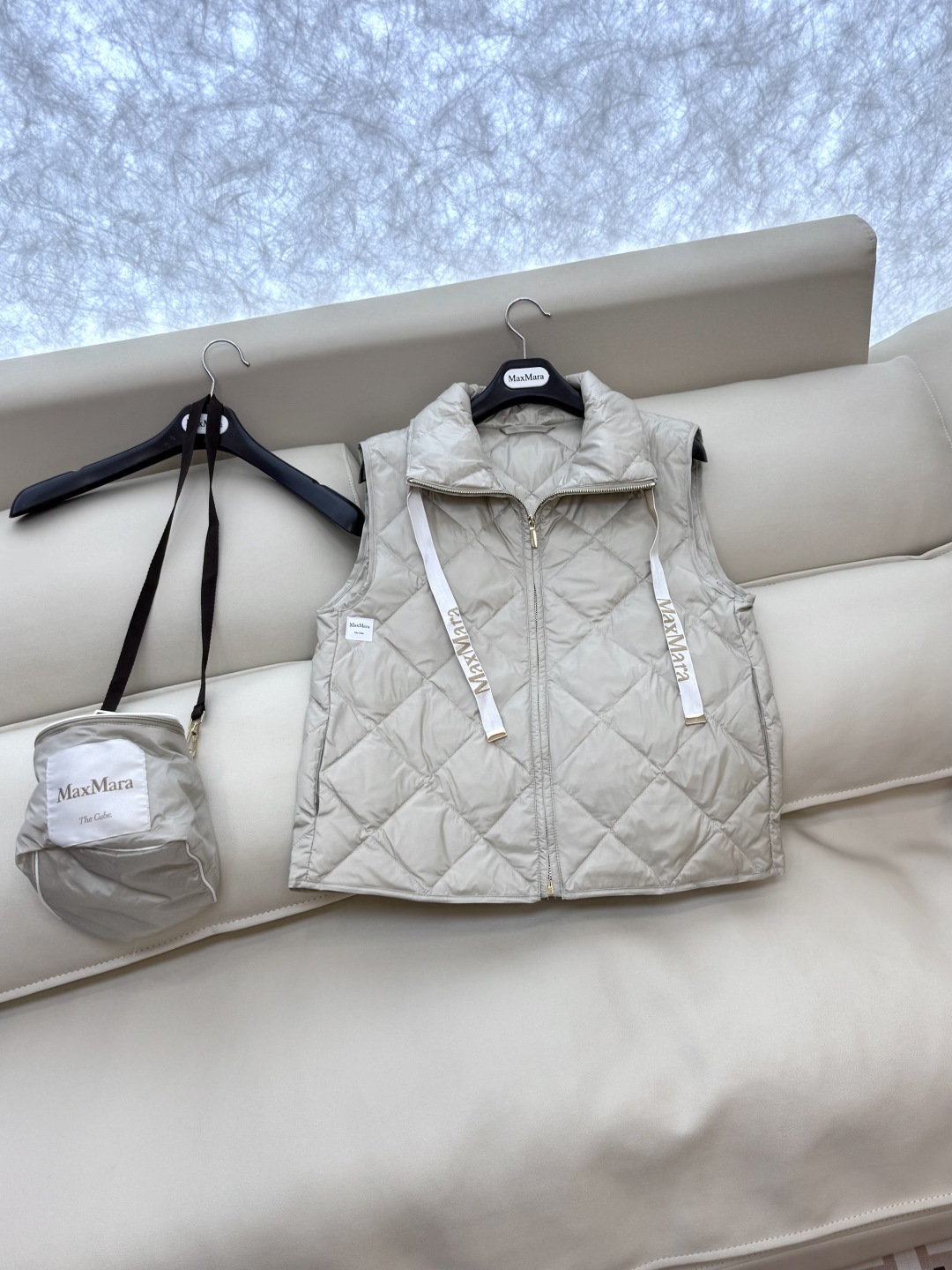M233#新款羽绒服⚠️。
max mara  配原包装 原标高定版 菱形格 羽绒马甲 90% 鹅绒羽绒