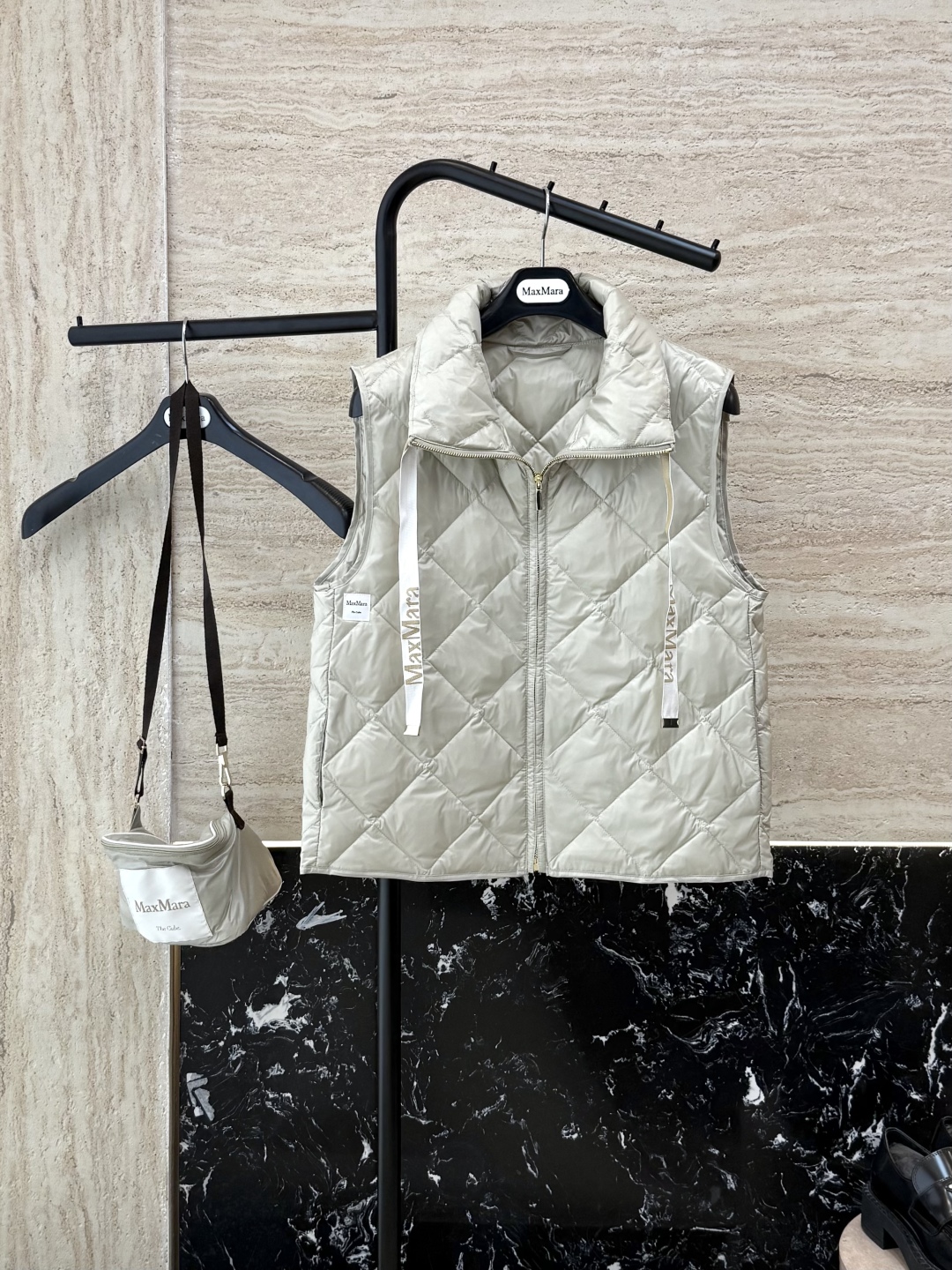 M233#新款羽绒服⚠️。
max mara  配原包装 原标高定版 菱形格 羽绒马甲 90% 鹅绒羽绒