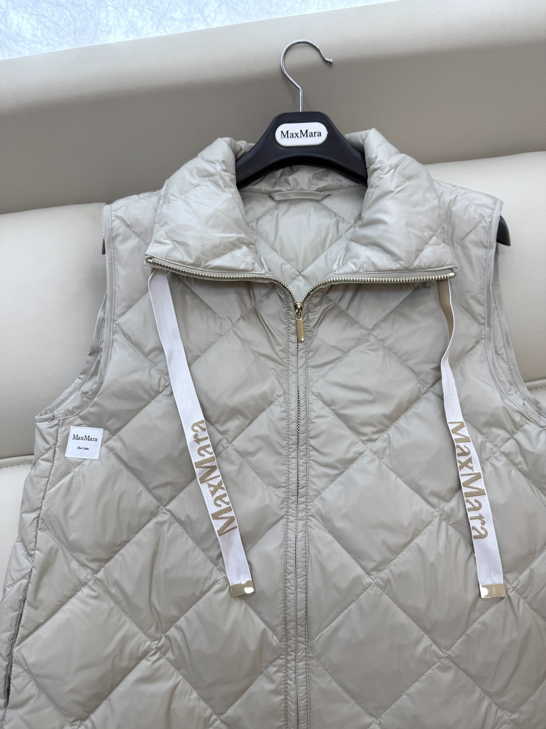 M233#新款羽绒服⚠️。
max mara  配原包装 原标高定版 菱形格 羽绒马甲 90% 鹅绒羽绒