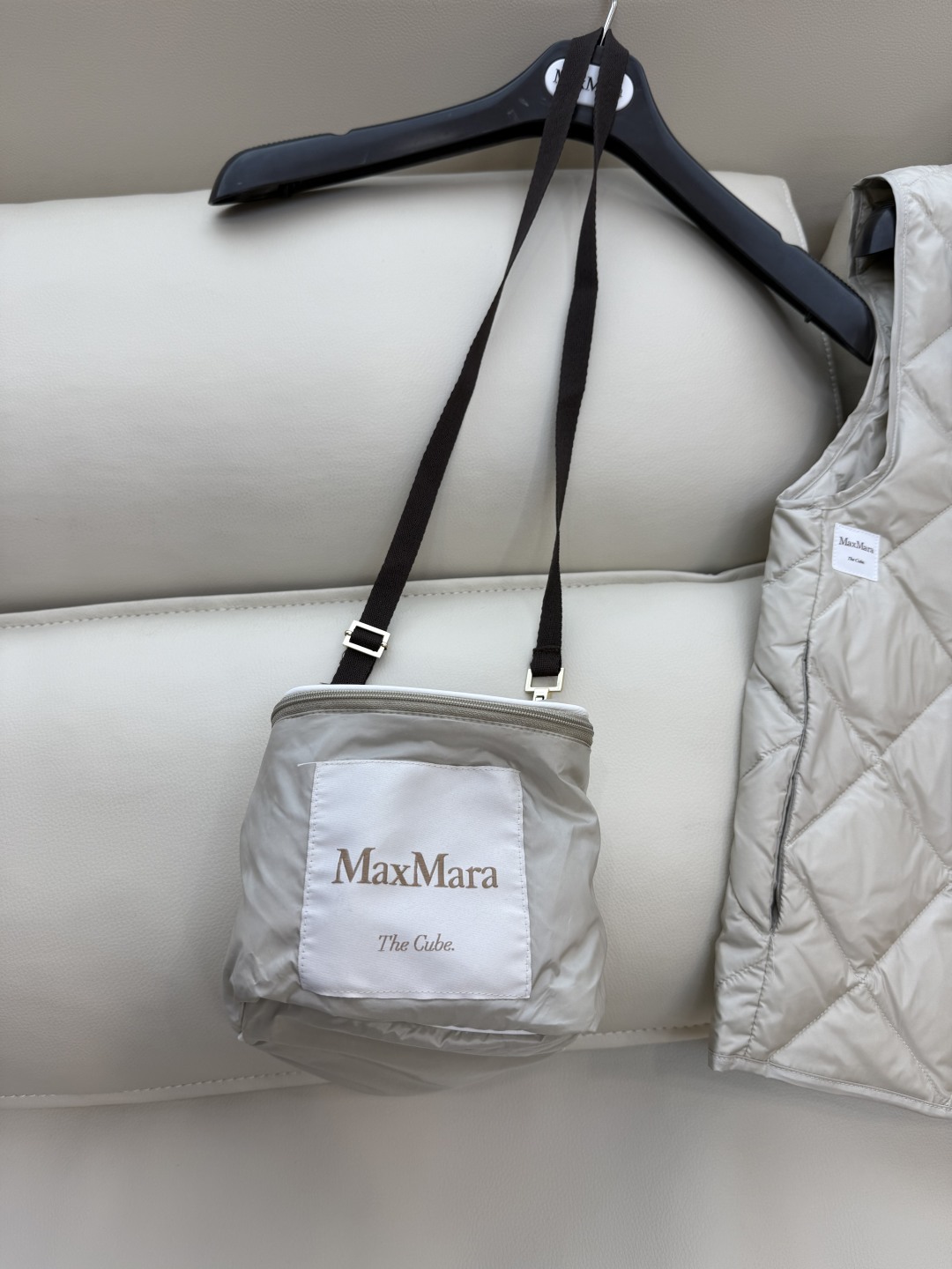 M233#新款羽绒服⚠️。
max mara  配原包装 原标高定版 菱形格 羽绒马甲 90% 鹅绒羽绒