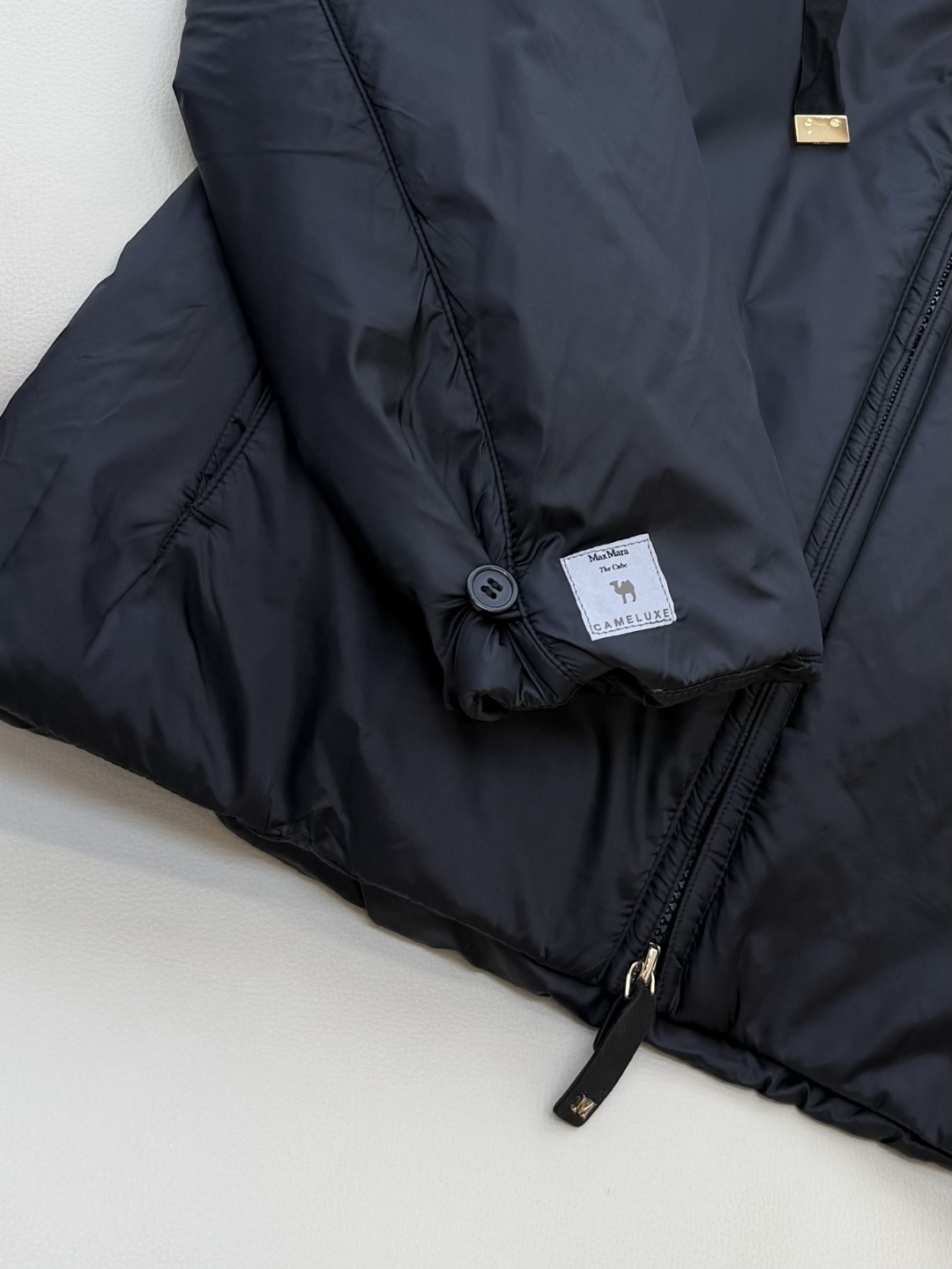 M662#新款驼绒服⚠️2025。
Max 48% 骆驼绒 4%桑蚕丝 进口面料 骆驼绒长袖外套 黑色 