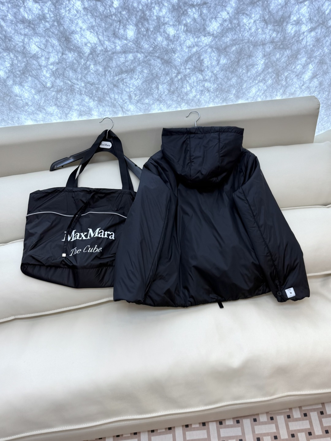 M662#新款驼绒服⚠️2025。
Max 48% 骆驼绒 4%桑蚕丝 进口面料 骆驼绒长袖外套 黑色 