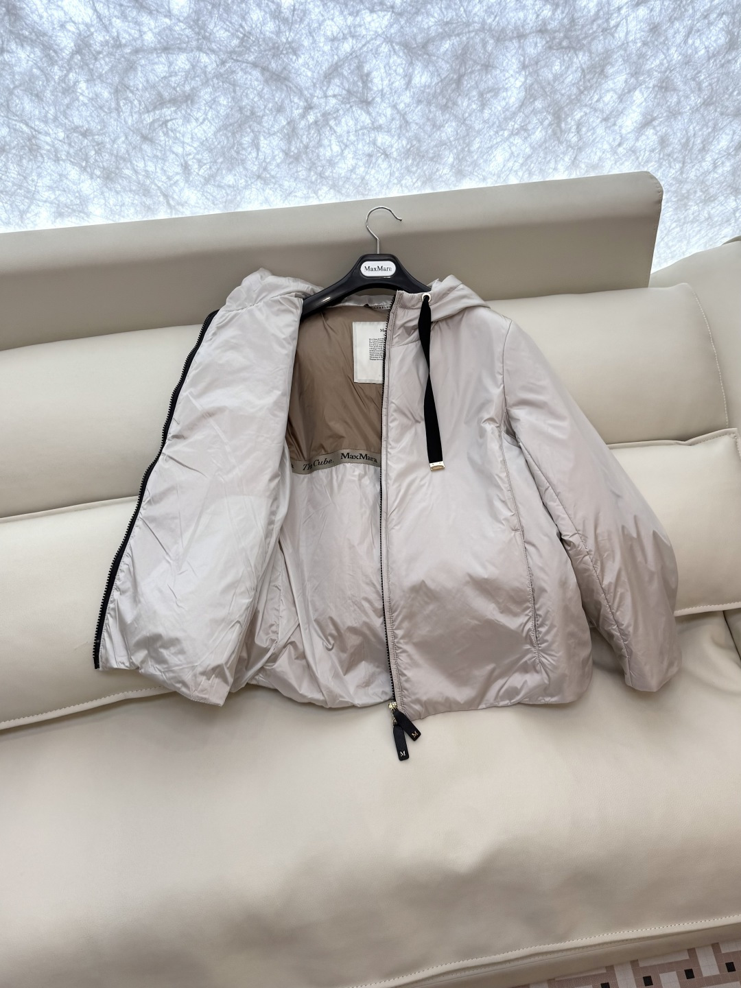 M662#新款驼绒服⚠️2025。
Max 48% 骆驼绒 4%桑蚕丝 进口面料 骆驼绒长袖外套 黑色 