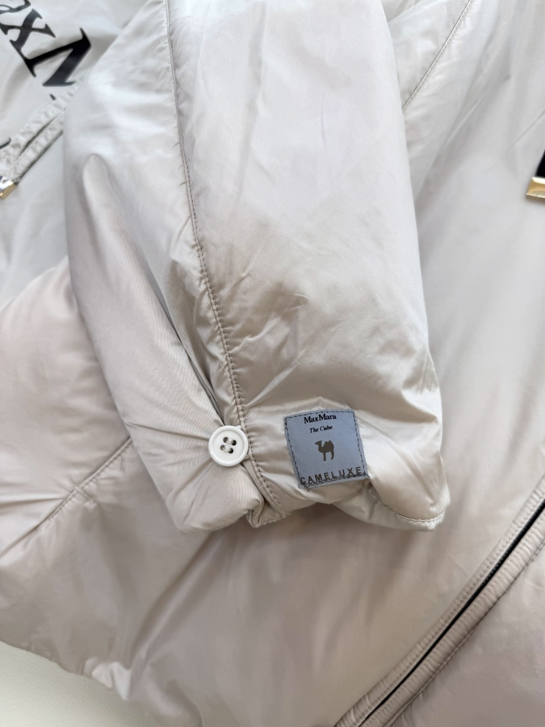 M662#新款驼绒服⚠️2025。
Max 48% 骆驼绒 4%桑蚕丝 进口面料 骆驼绒长袖外套 黑色 