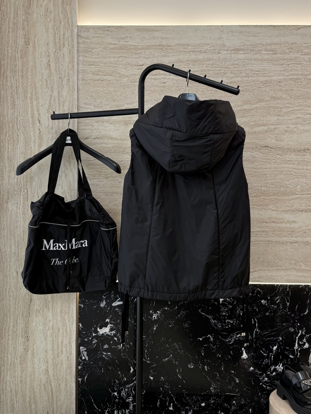 M309#新款驼绒服⚠️2025。
Max 立领马甲 48% 骆驼绒 4%桑蚕丝 进口面料 骆驼绒马甲 