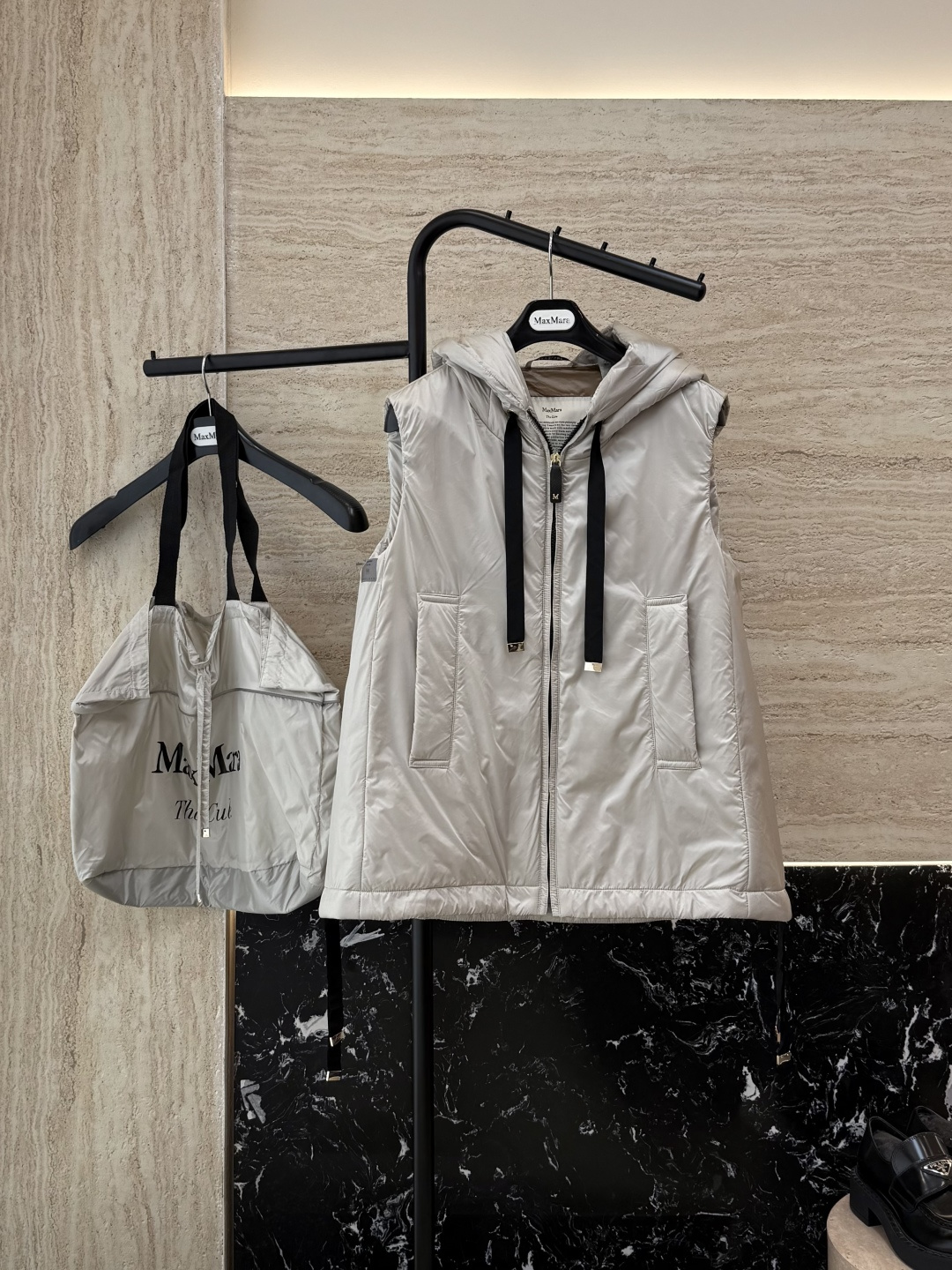 NO:475278,With dust bag M309# new camel velvet jacket Max stand-alone vest 48 camel velvet 4 mulberry silk Imported fabric camel velvet vest Black Clay Gray Lime White 38/40/42 Size PS This price includes primary color high-quality cloth bag storage bag, alexander wang19860909配防尘袋M309#新款驼绒服 Max 立领马甲 48 骆驼绒 4桑蚕丝 进口面料 骆驼绒马甲 黑色 咖色 灰色 石灰白色 38/40/42 码 PS此价格含原色高品质布包收纳袋,,alexander wang,Women's clothing