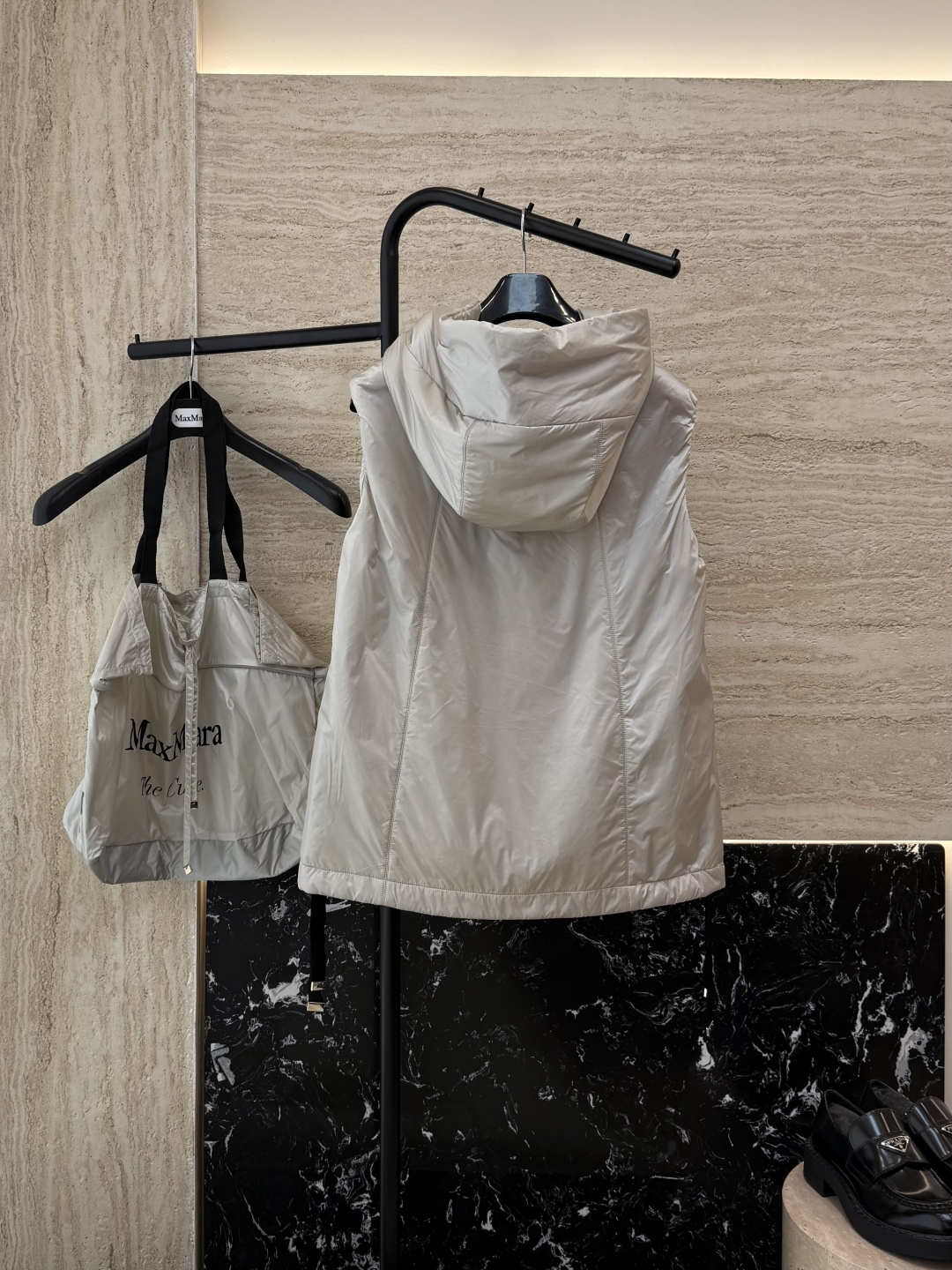 M309#新款驼绒服⚠️2025。
Max 立领马甲 48% 骆驼绒 4%桑蚕丝 进口面料 骆驼绒马甲 