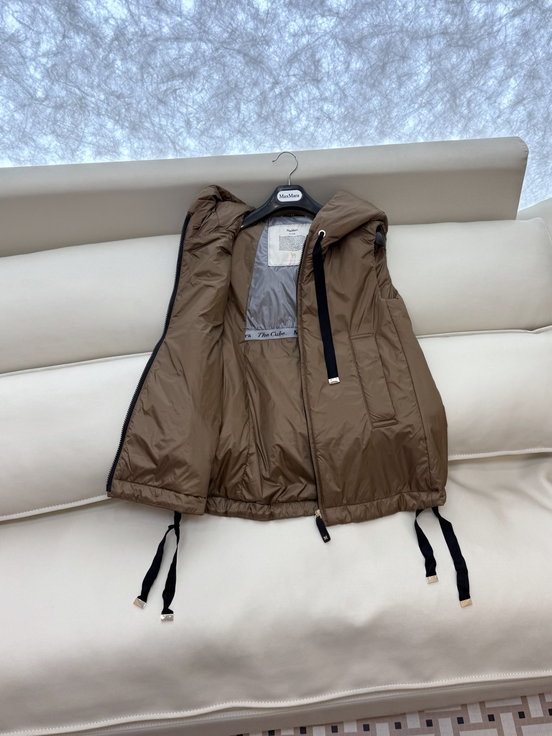 M309#新款驼绒服⚠️2025。
Max 立领马甲 48% 骆驼绒 4%桑蚕丝 进口面料 骆驼绒马甲 