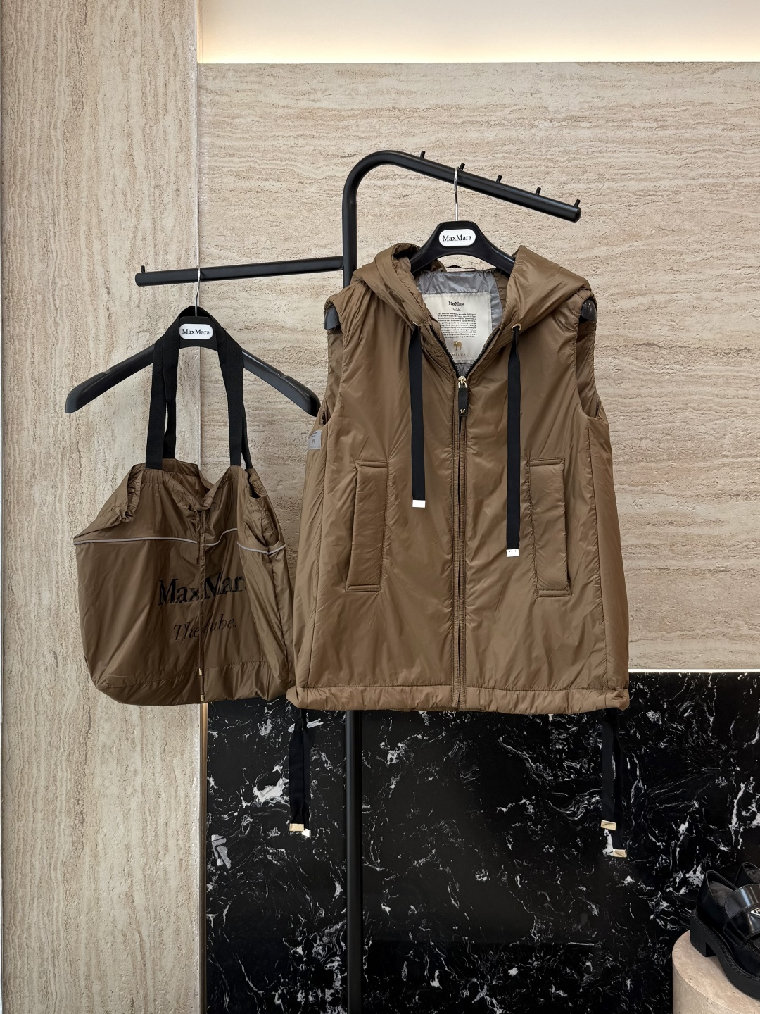 NO:475308,With dust bag M309# new camel velvet jacket Max stand-alone vest 48 camel velvet 4 mulberry silk Imported fabric camel velvet vest Black Clay Gray Lime White 38/40/42 Size PS This price includes primary color high-quality cloth bag storage bag, alexander wang19860909配防尘袋M309#新款驼绒服 Max 立领马甲 48 骆驼绒 4桑蚕丝 进口面料 骆驼绒马甲 黑色 咖色 灰色 石灰白色 38/40/42 码 PS此价格含原色高品质布包收纳袋,,alexander wang,Women's clothing