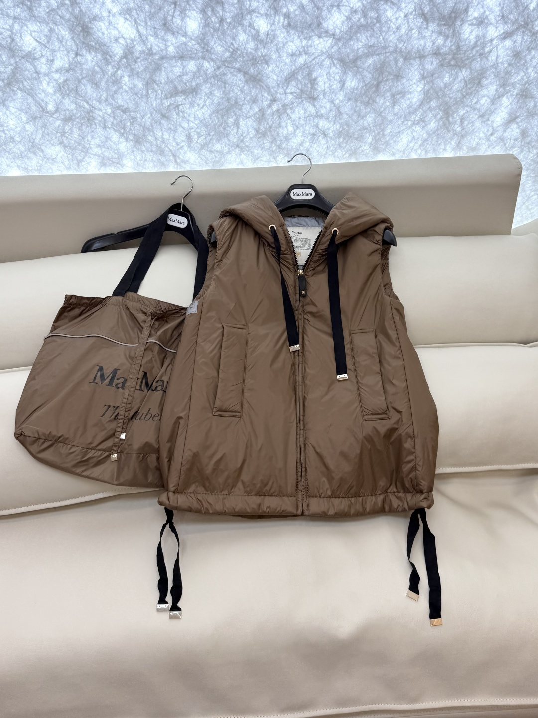 M309#新款驼绒服⚠️2025。
Max 立领马甲 48% 骆驼绒 4%桑蚕丝 进口面料 骆驼绒马甲 