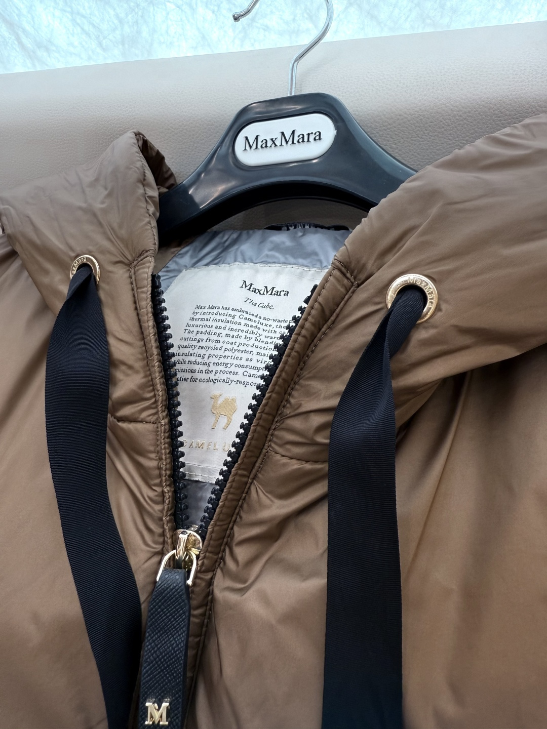 M309#新款驼绒服⚠️2025。
Max 立领马甲 48% 骆驼绒 4%桑蚕丝 进口面料 骆驼绒马甲 