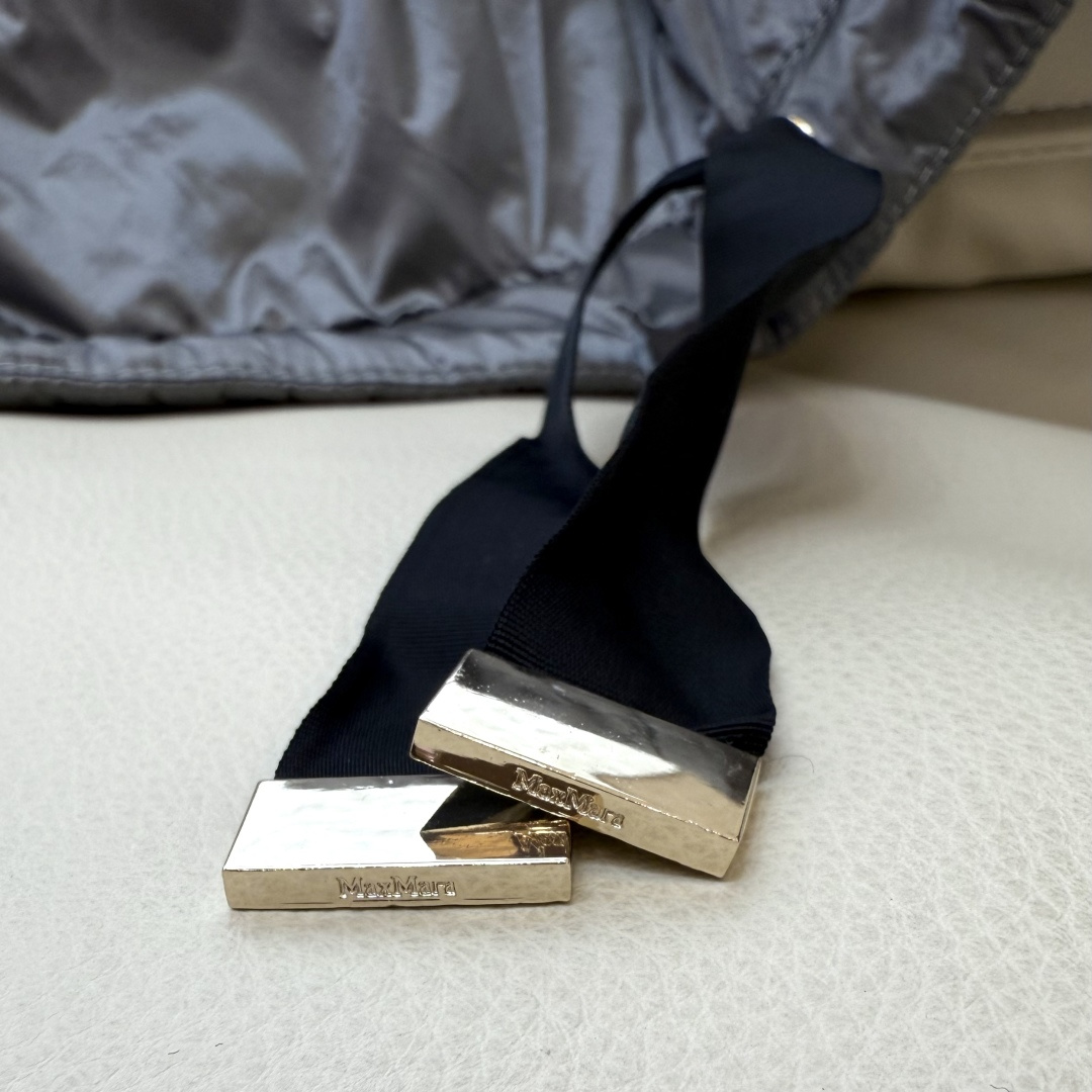 M309#新款驼绒服⚠️2025。
Max 立领马甲 48% 骆驼绒 4%桑蚕丝 进口面料 骆驼绒马甲 