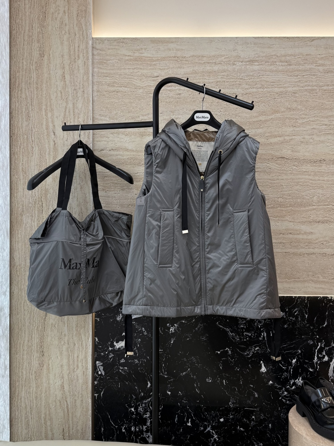 NO:475291,With dust bag M309# new camel velvet jacket Max stand-alone vest 48 camel velvet 4 mulberry silk Imported fabric camel velvet vest Black Clay Gray Lime White 38/40/42 Size PS This price includes primary color high-quality cloth bag storage bag, alexander wang19860909配防尘袋M309#新款驼绒服 Max 立领马甲 48 骆驼绒 4桑蚕丝 进口面料 骆驼绒马甲 黑色 咖色 灰色 石灰白色 38/40/42 码 PS此价格含原色高品质布包收纳袋,,alexander wang,Women's clothing