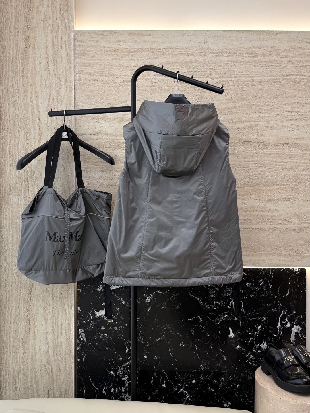 M309#新款驼绒服⚠️2025。
Max 立领马甲 48% 骆驼绒 4%桑蚕丝 进口面料 骆驼绒马甲 