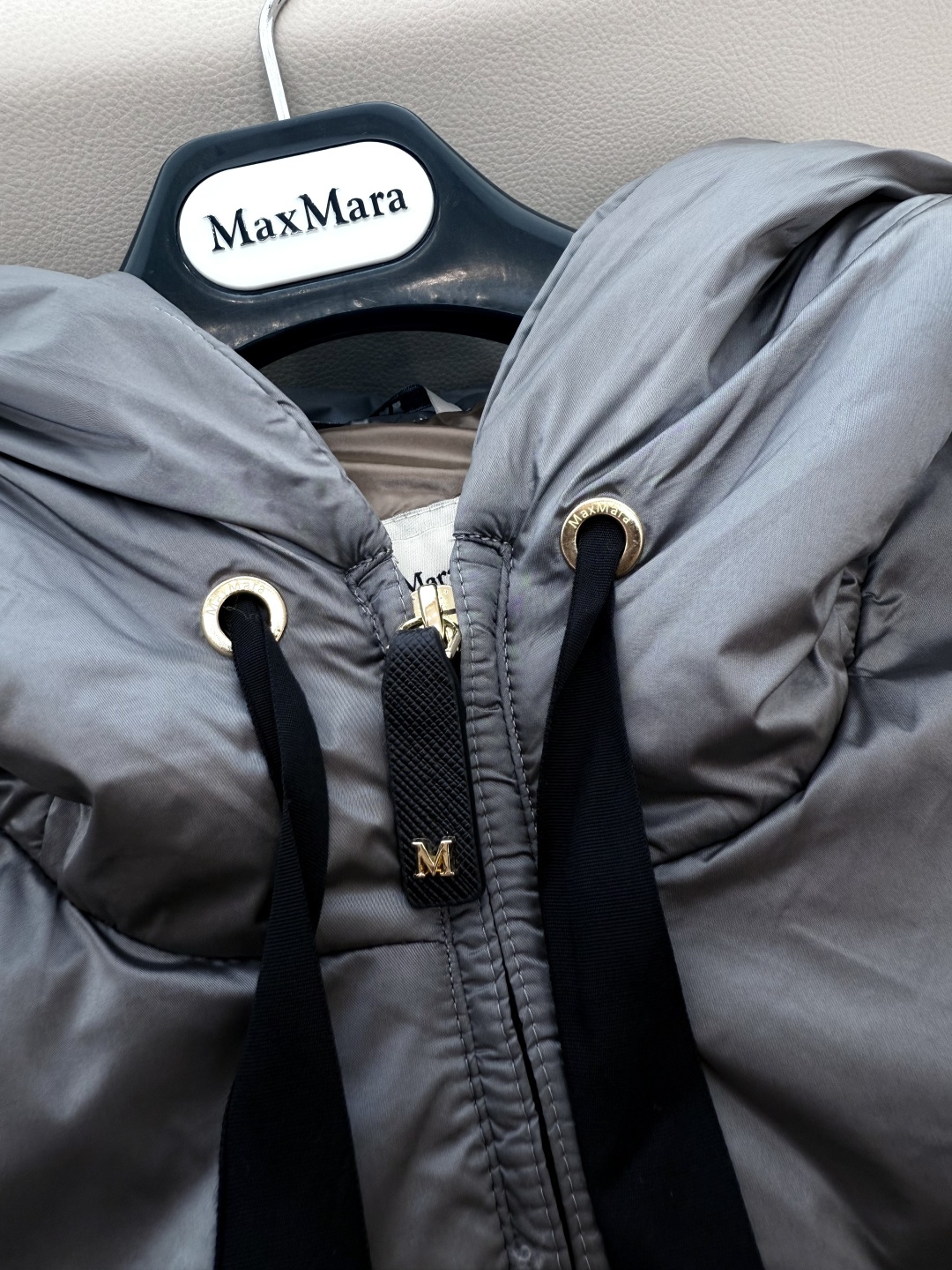 M309#新款驼绒服⚠️2025。
Max 立领马甲 48% 骆驼绒 4%桑蚕丝 进口面料 骆驼绒马甲 