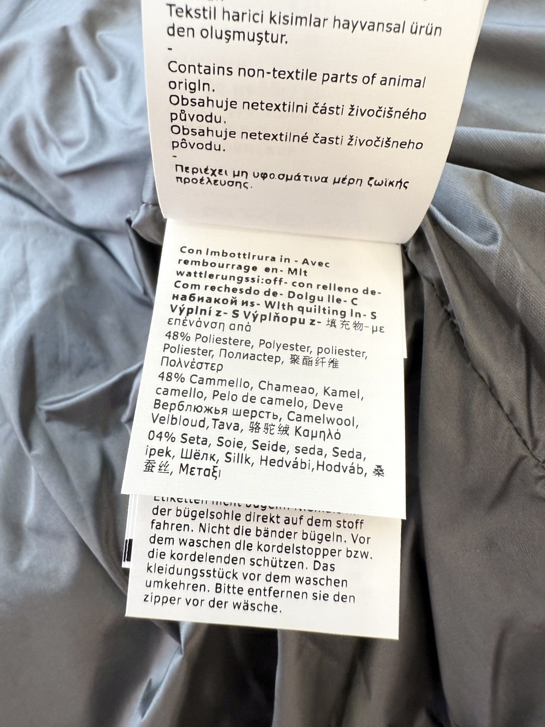 M309#新款驼绒服⚠️2025。
Max 立领马甲 48% 骆驼绒 4%桑蚕丝 进口面料 骆驼绒马甲 