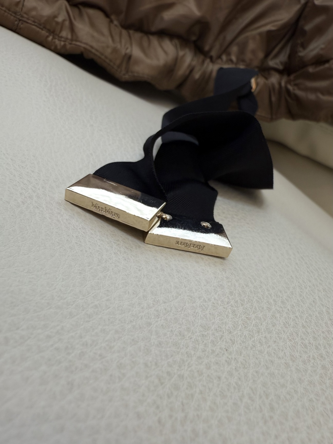 M309#新款驼绒服⚠️2025。
Max 立领马甲 48% 骆驼绒 4%桑蚕丝 进口面料 骆驼绒马甲 