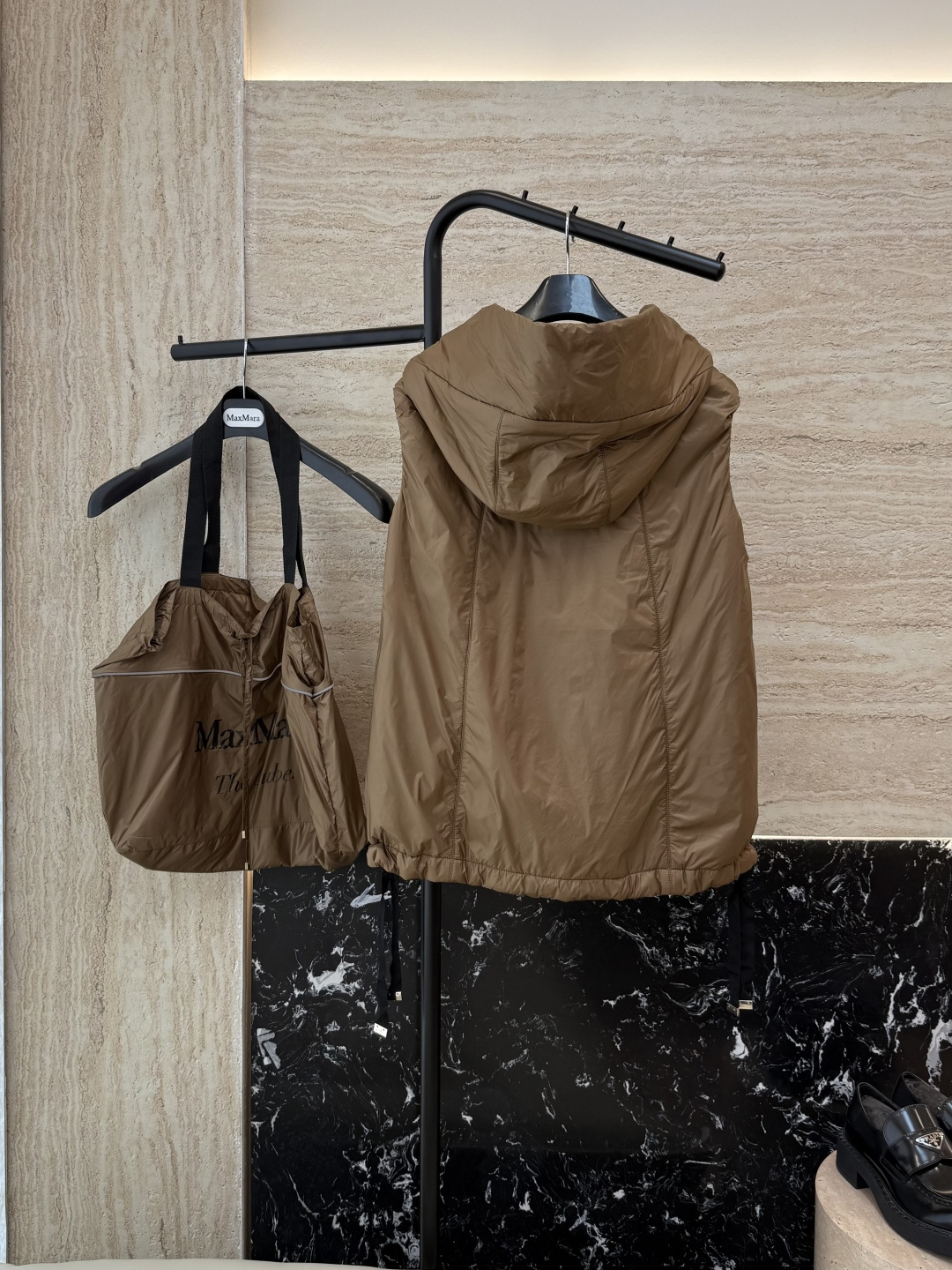 M309#新款驼绒服⚠️2025。
Max 立领马甲 48% 骆驼绒 4%桑蚕丝 进口面料 骆驼绒马甲 