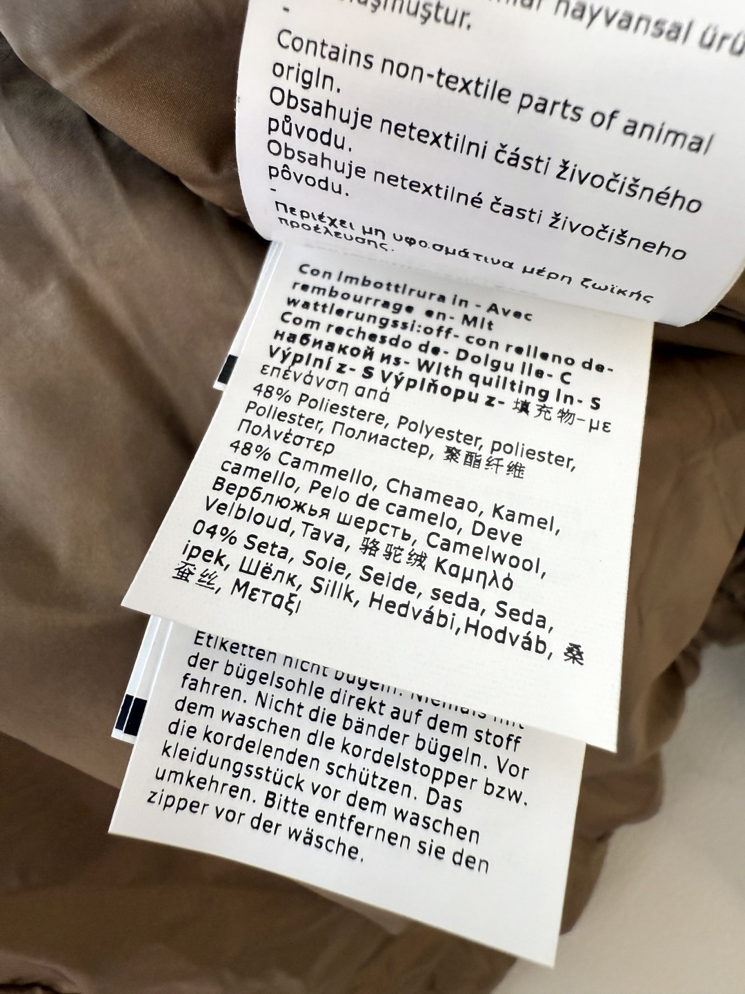 M309#新款驼绒服⚠️2025。
Max 立领马甲 48% 骆驼绒 4%桑蚕丝 进口面料 骆驼绒马甲 