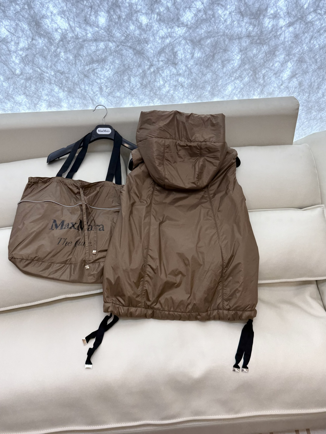 M309#新款驼绒服⚠️2025。
Max 立领马甲 48% 骆驼绒 4%桑蚕丝 进口面料 骆驼绒马甲 