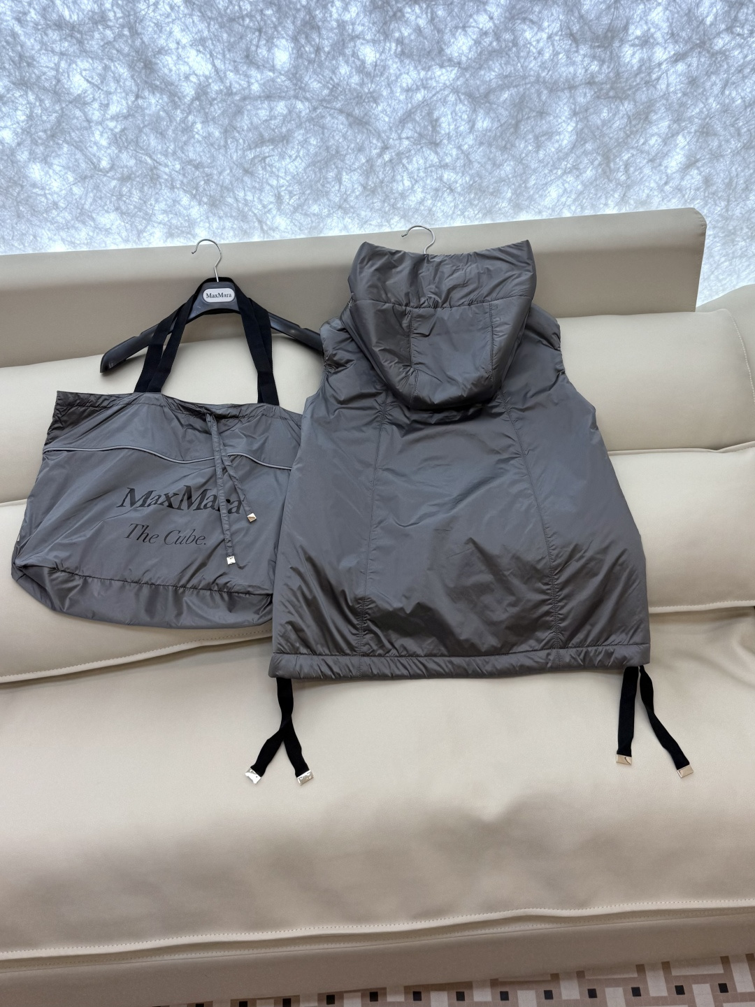 M309#新款驼绒服⚠️2025。
Max 立领马甲 48% 骆驼绒 4%桑蚕丝 进口面料 骆驼绒马甲 