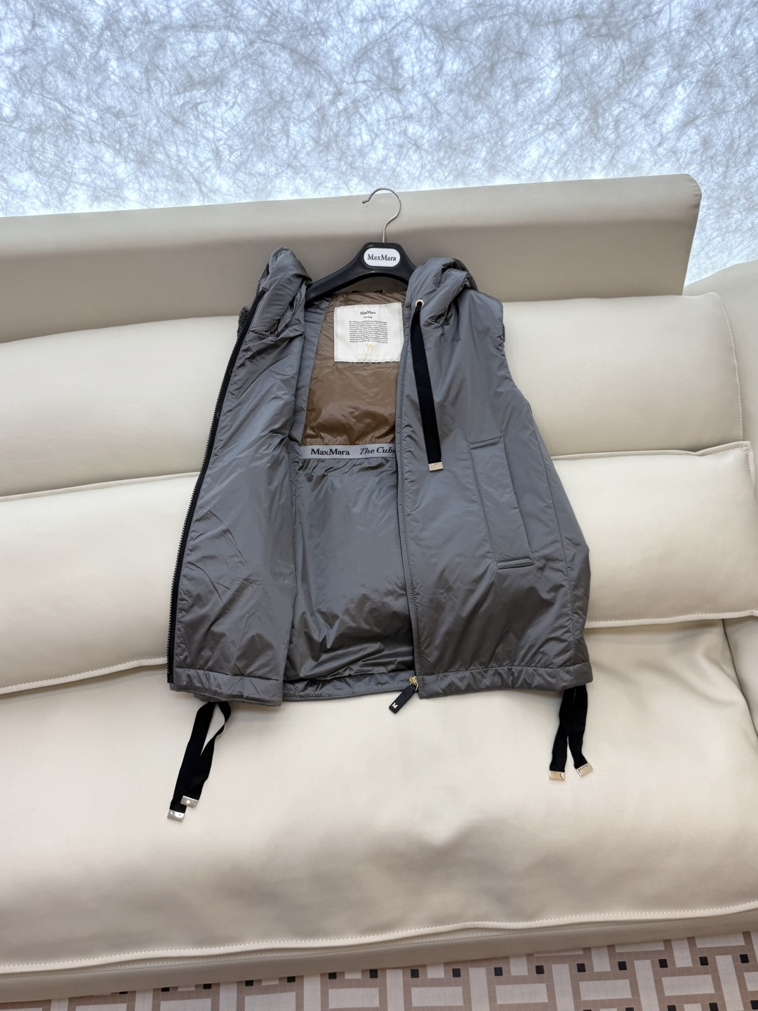 M309#新款驼绒服⚠️2025。
Max 立领马甲 48% 骆驼绒 4%桑蚕丝 进口面料 骆驼绒马甲 