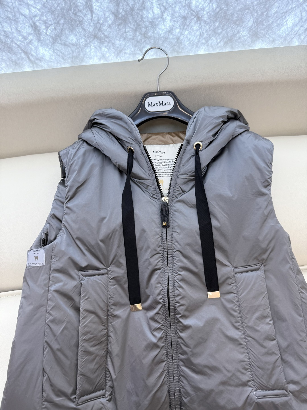 M309#新款驼绒服⚠️2025。
Max 立领马甲 48% 骆驼绒 4%桑蚕丝 进口面料 骆驼绒马甲 